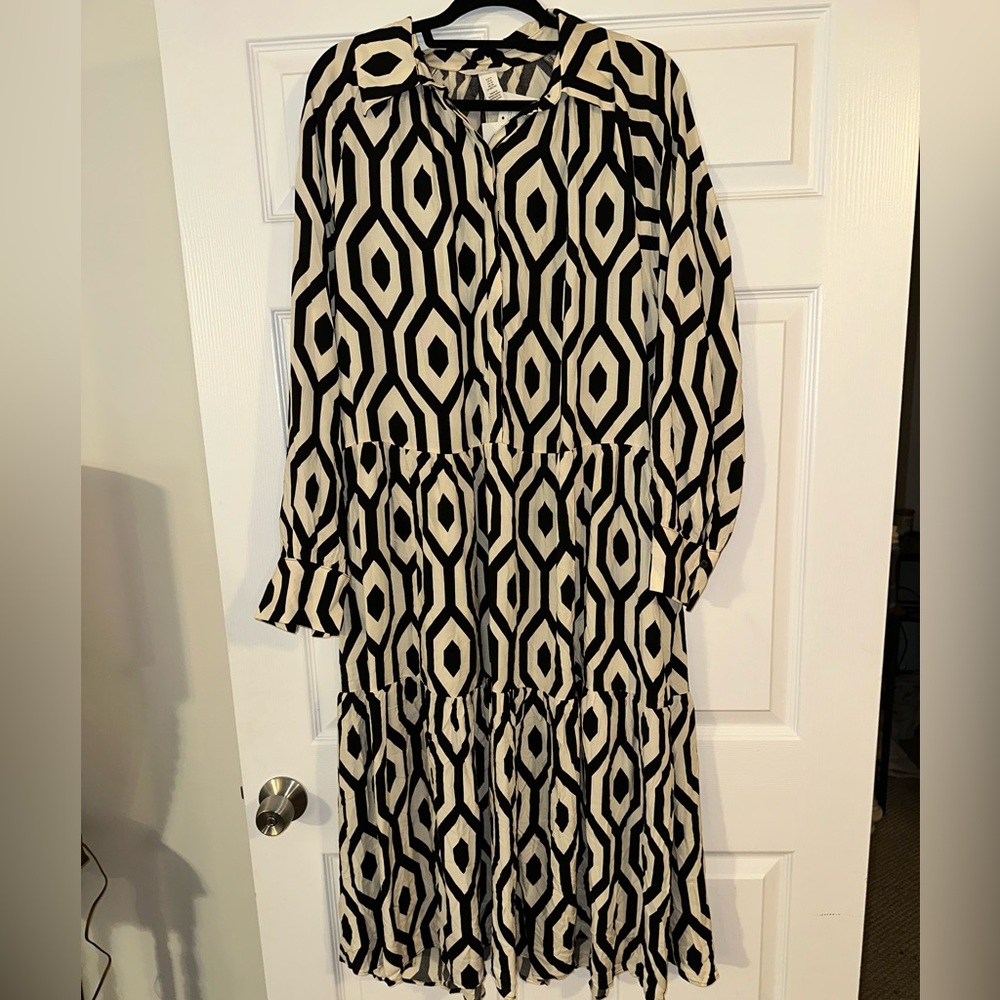 H&M Black and Cream Geometric Long Sleeve Dress